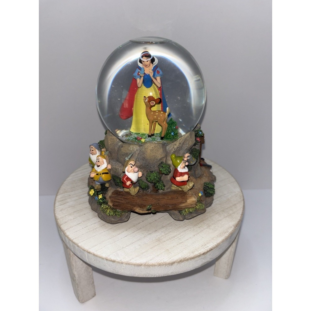 Vintage‎ Hallmark Disney "Snow White & The 7 Dwarfs" Musical Snow Globe.